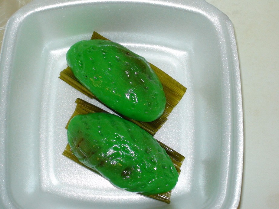 インドネシアの真緑のお餅はココナツミルクの匂いがする 食べ物って愛だよね アメリカより